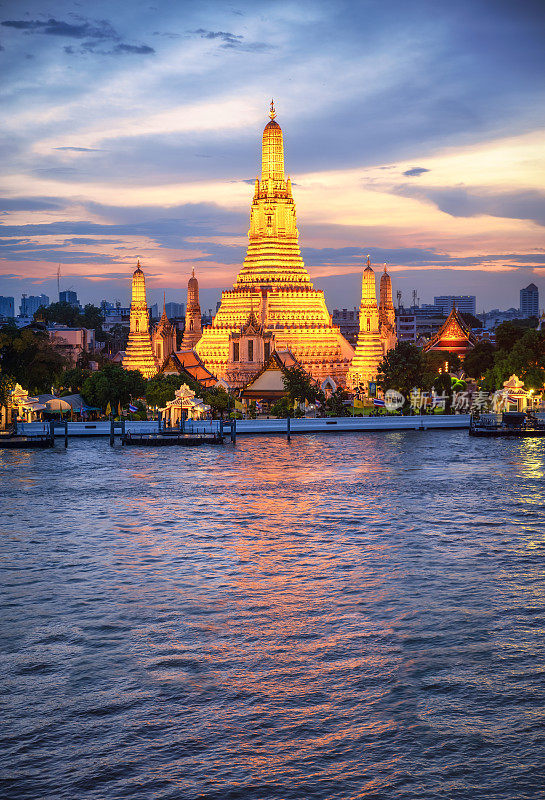 Wat Arun Temple在日落曼谷垂直